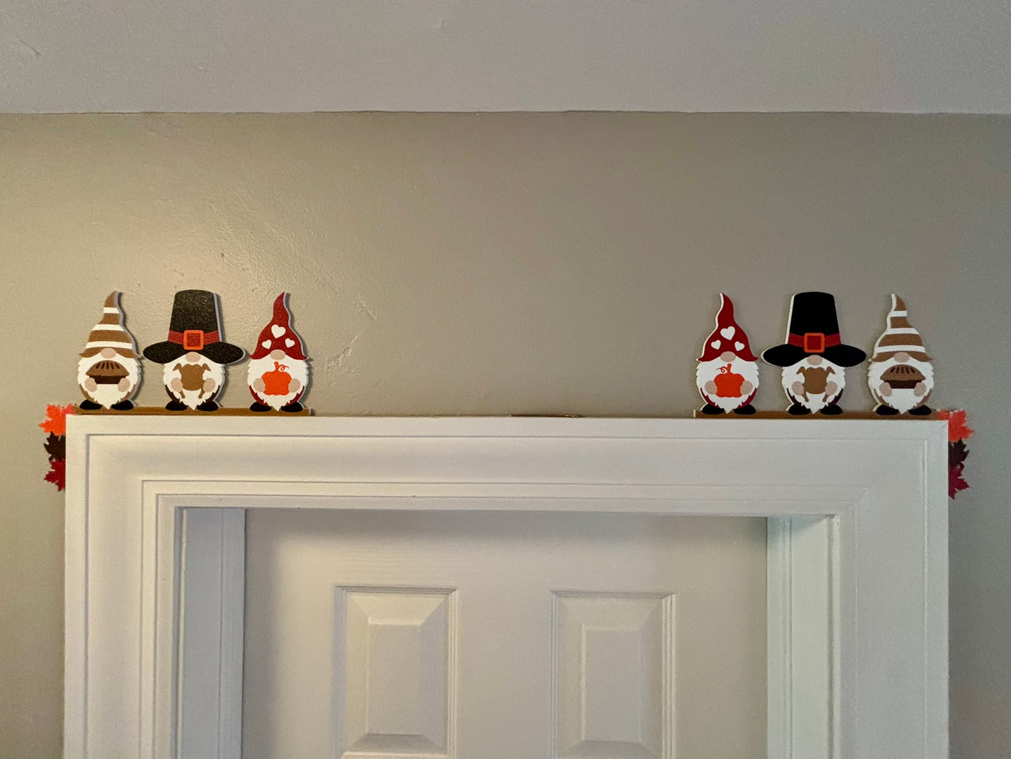 Thanksgiving Gnomes Door Window Corner Topper